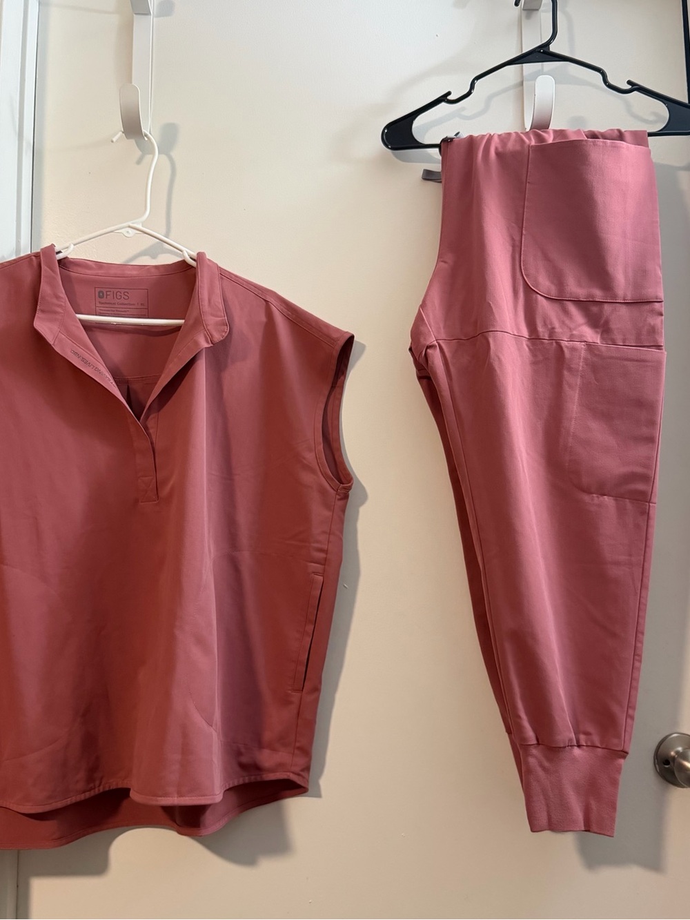 FIGS Women’s Mauve Scrub Top and Jogger Pants